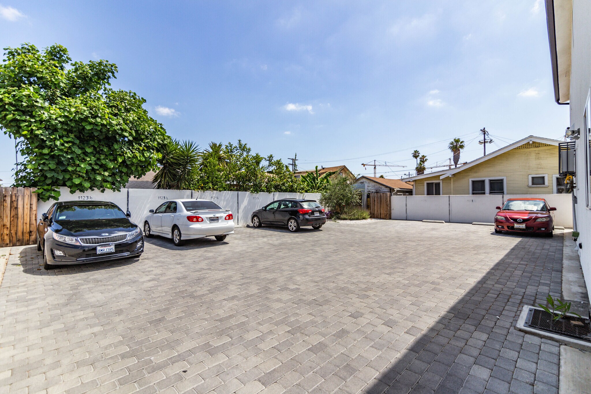 Building Photo - 1121 W 39th Pl