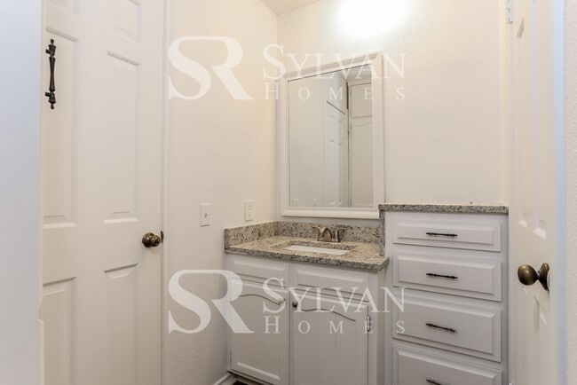 Building Photo - Feel welcome and comfortable in this spacious 3BR 2.5BA