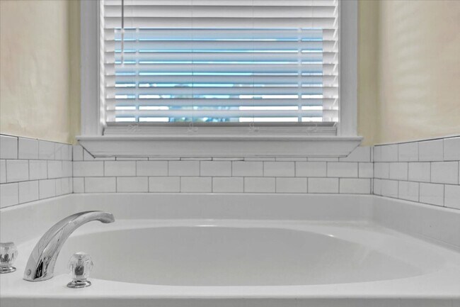 Building Photo - Completely Renovated 4 Bed/2 Bath in White...