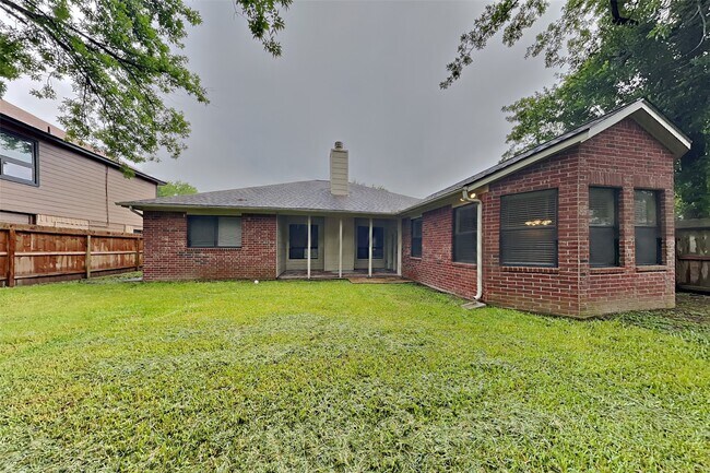 Building Photo - 2015 Creston Dr