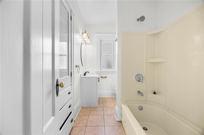 Building Photo - 15-17-17 Roosevelt St