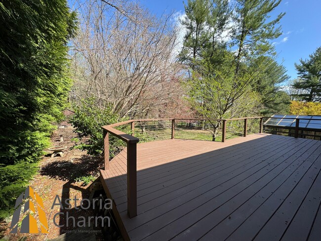 Building Photo - Spacious 5 Bedroom 3 Bath + Den Single Family Detached Home