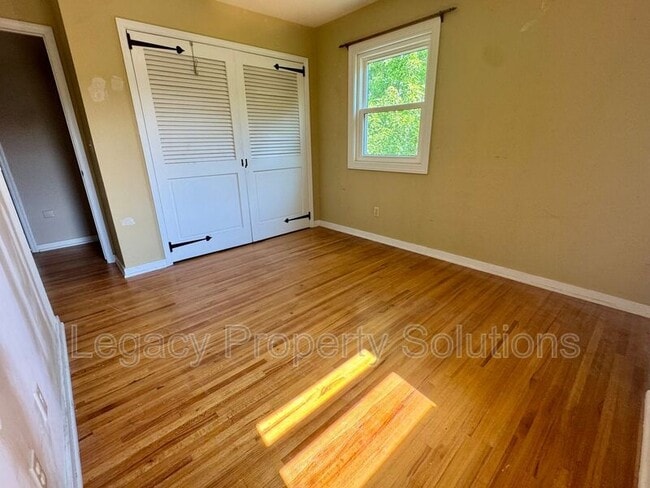 Building Photo - 401 Oakfield Dr