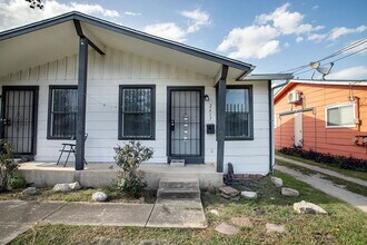 Building Photo - Cozy 1 Bed, 1 Bath Duplex A Block From Woo...