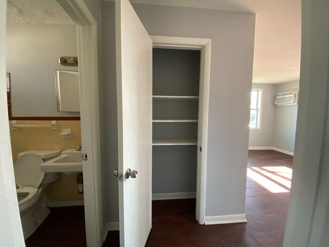 Building Photo - 2 Bed / 1 Bath Apartment on 2nd Ave - Walk...