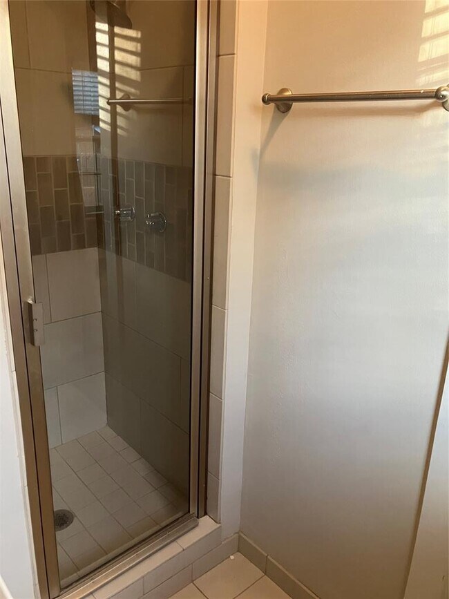 Building Photo - 1921 W 39th St