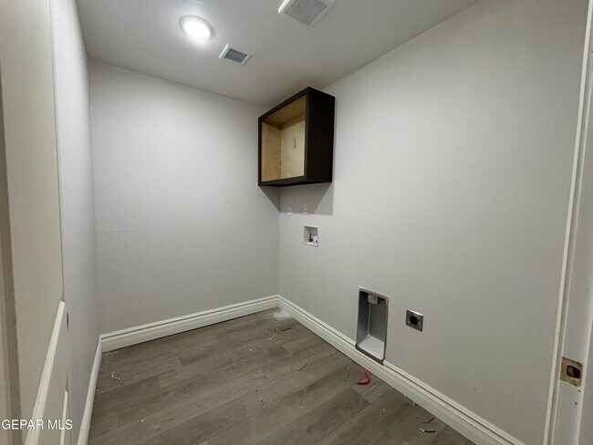 Building Photo - 2633 Dunoon Dr