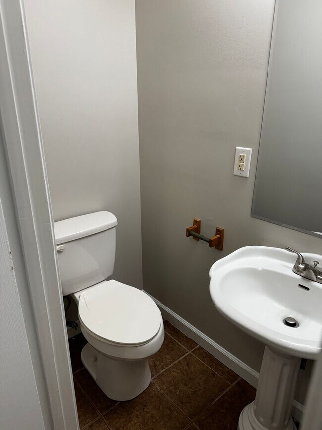 Building Photo - 4 Bedroom 2.5 Bath Home