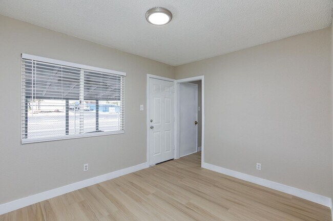 Building Photo - Spacious 4 bedroom, 2 bathroom home located in North Las Vegas