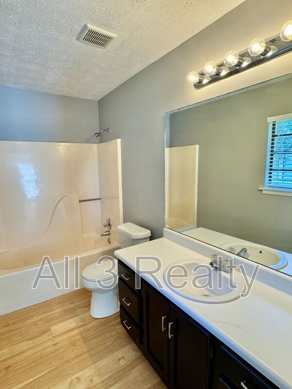 Building Photo - 728 E Gardendale Dr