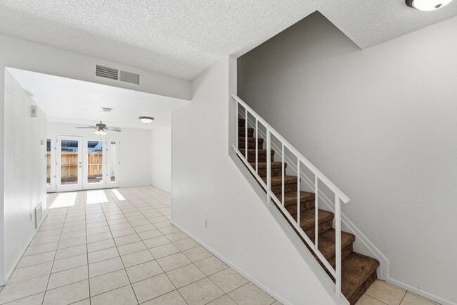 Building Photo - Beautiful 3-Bedroom Townhome in Northern Manor West