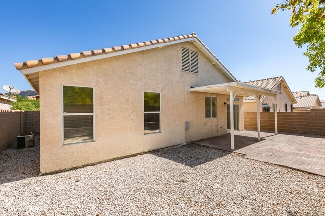 Building Photo - Beautifully updated 3-bedroom home offerin...