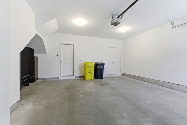 Building Photo - Beautiful 4 BR/4.5 BA EOG Townhome in Laurel!