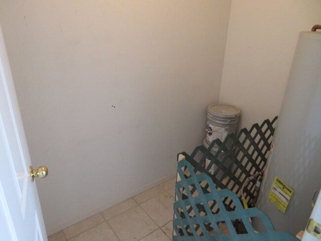 Building Photo - Move-In Discount -- 2 bedroom - 2 bath With Garage!