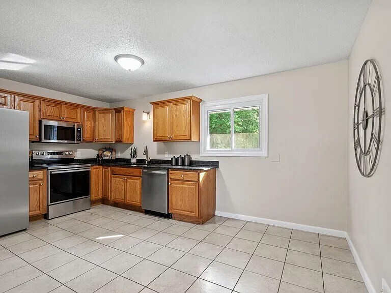 Building Photo - 609 82nd Ave N