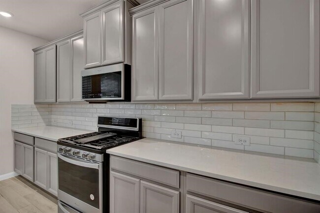 Building Photo - 16012 Oregon Oak Dr