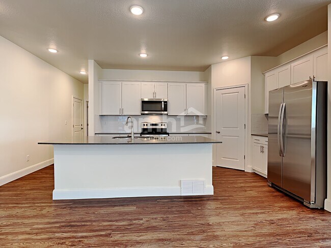 Building Photo - 3331 S 2580 W