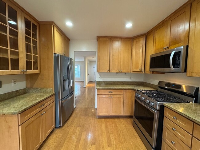 Building Photo - Well-Maintained 3 Bed 3.5 Bath Townhome Wi...