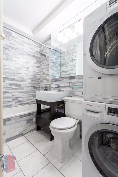 Building Photo - 562 Hudson St