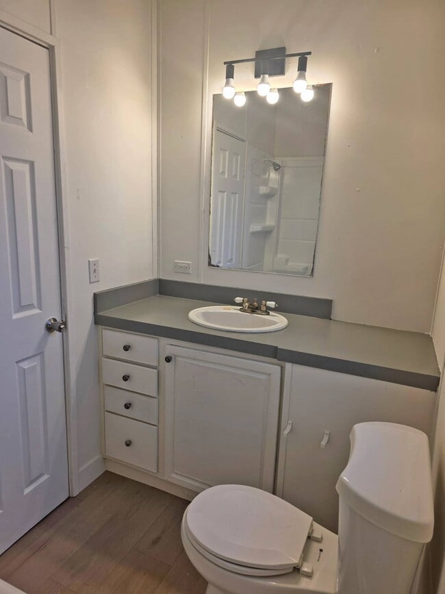 Building Photo - 515 River Rd