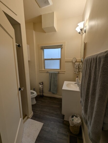 Full bath - 28175 2817.5 Telegraph Ave