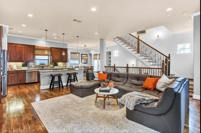 Building Photo - 5307 Lillian St