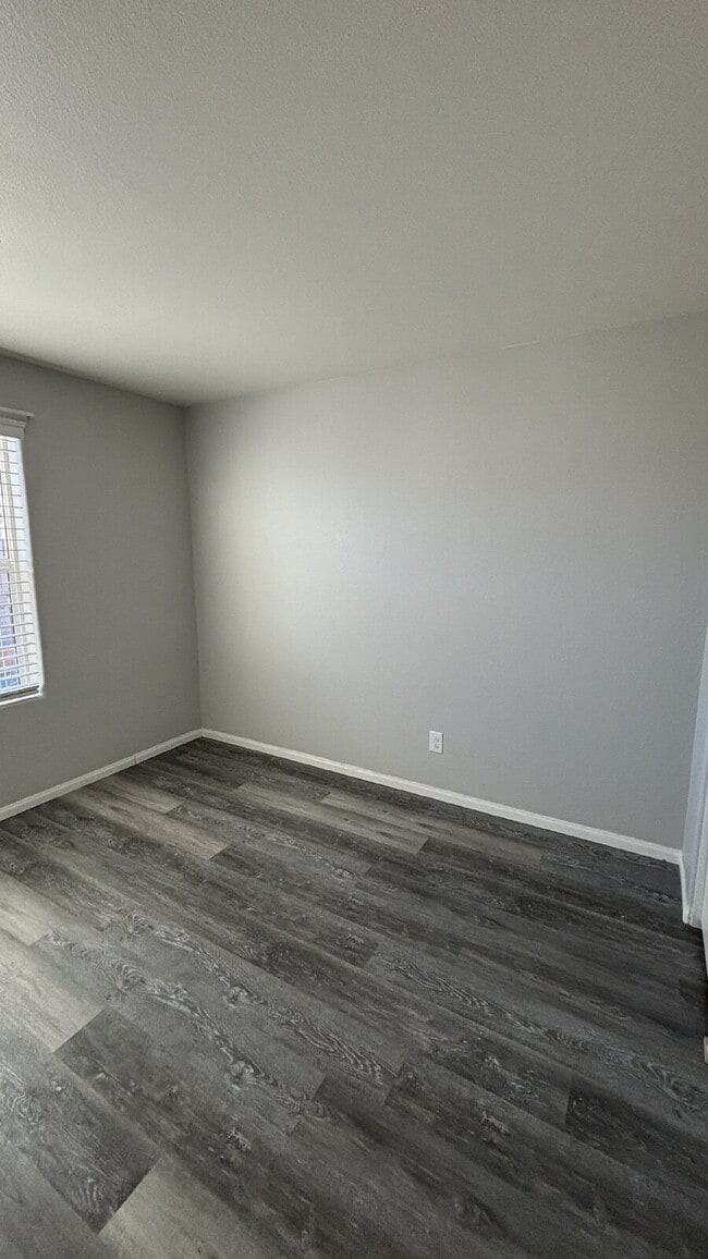 Building Photo - 4 Bed, 3 Bath