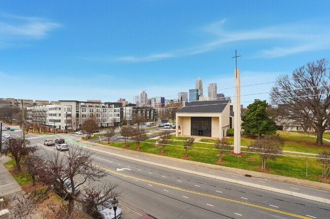 Building Photo - Modern Multi-Level 2BR Retreat with Garage Near Uptown Charlotte