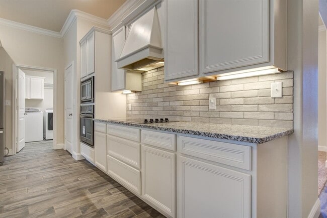 Building Photo - Immaculate newer 4/3/2 1/2 block from Quin...