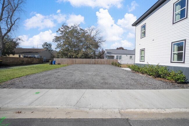 Building Photo - 637 E Anderson St