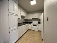 Building Photo - Centrally Located Trinity Condo Unit 626