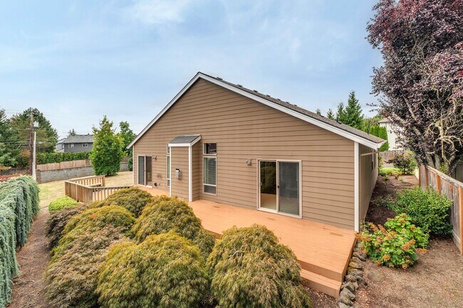 Building Photo - 376 Forest Pl