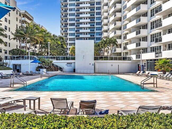 Building Photo - 100 Lincoln Rd