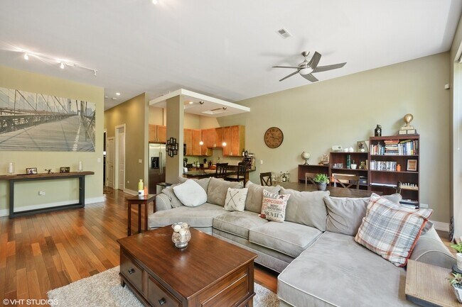 Building Photo - 902 N Elston Ave