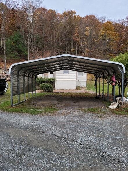 Driveway leading to apartment - 286 Mount Vernon Rd
