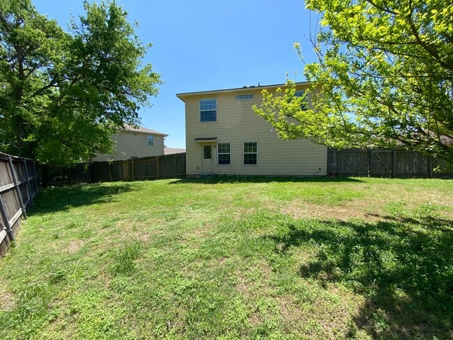 Building Photo - 4 Bedroom in Thaxton Place