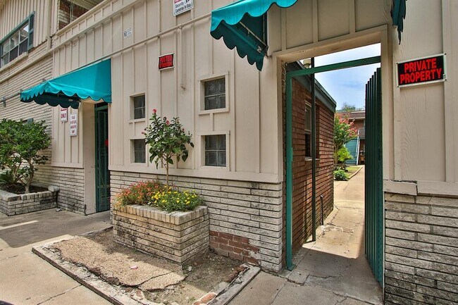 Building Photo - 1419 Hyde Park Blvd