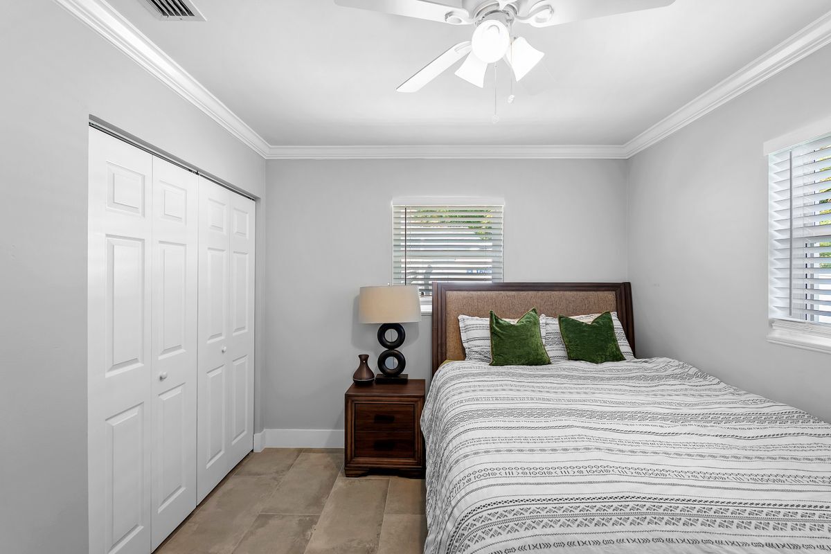 Building Photo - 911 W Hawie St