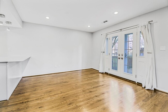 Building Photo - Fabulous Townhouse in Kenwood Forest II - ...