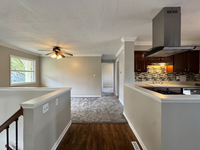 Building Photo - 154 W Good Ave