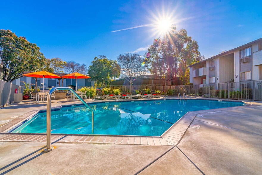 Building Photo - The Crossings