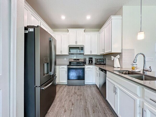Building Photo - Beautiful Furnished townhome in Vistas of ...