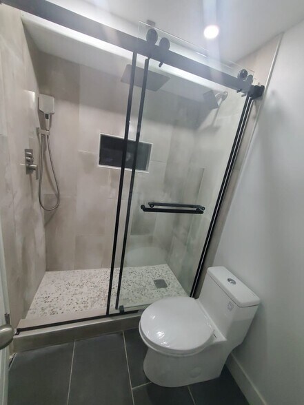 Full bathroom with shower - 704 N Bennedict Dr