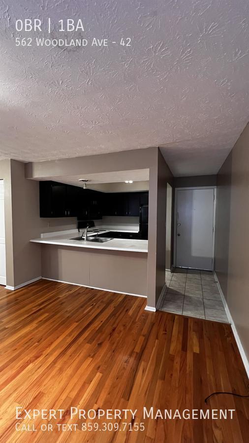 Building Photo - 562 Woodland Ave