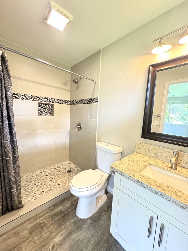 Building Photo - "Charming 3-Bedroom Retreat with 2 Full Baths in Keaau's Tranquil Paradise!"