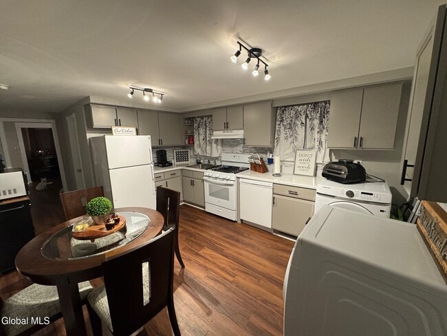 Building Photo - 603 1st St