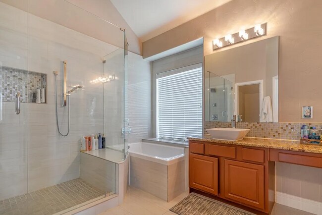 Building Photo - 1620 Ridgecove Dr