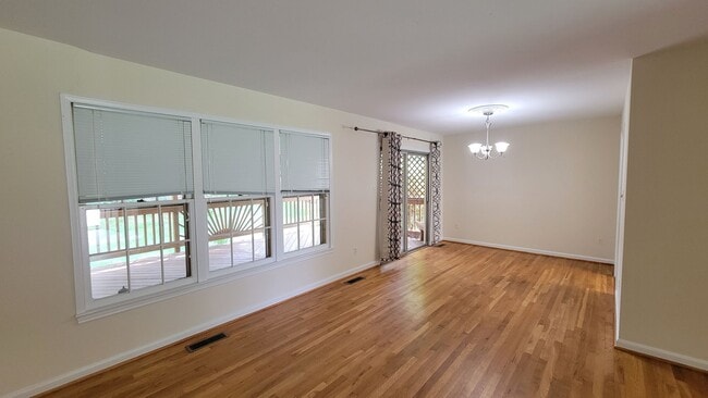 Building Photo - Stunning 4 Bedroom 2.5 Bathroom 3-Level Ho...