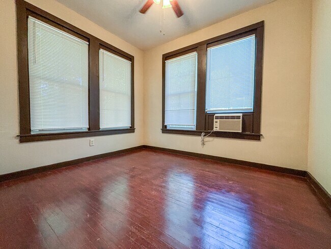 Building Photo - 124 S Krueger Ave