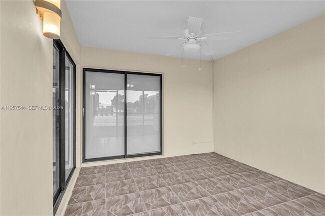 Building Photo - 220 Lakeview Dr